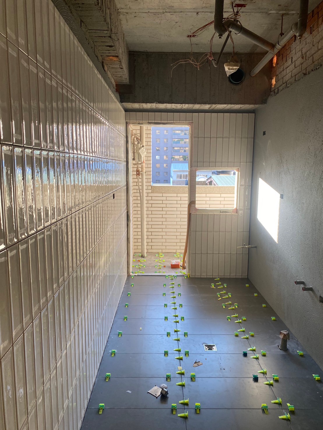 廚房防滑地磚與地板翻新施工示意